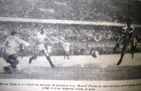 Dimas Zegarra detiene el disparo de "Sucre" Flores.