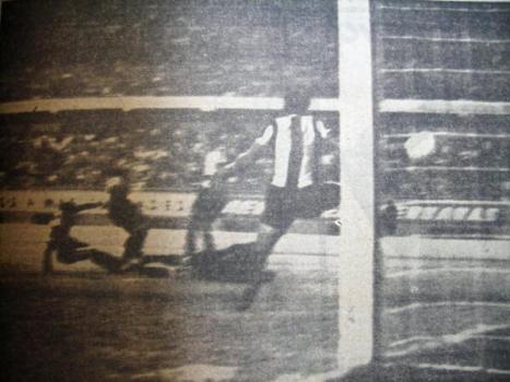 Rojas anota el único gol del partido.