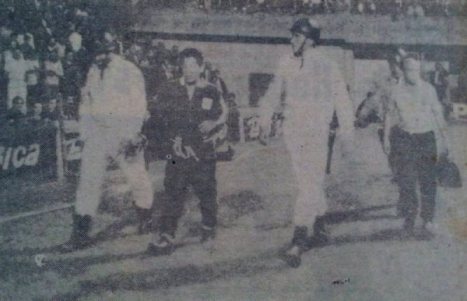 El Chino Pepe es llevado por los policías al camarín.