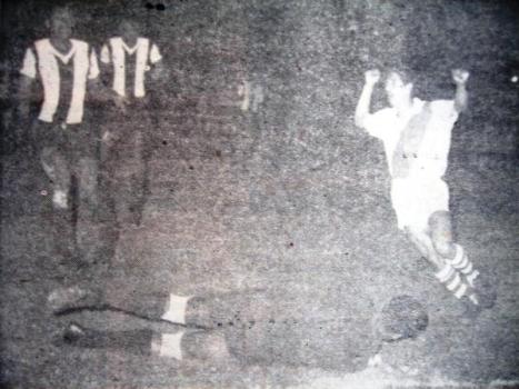 Rodolfo Bazán detiene el ataque de River.