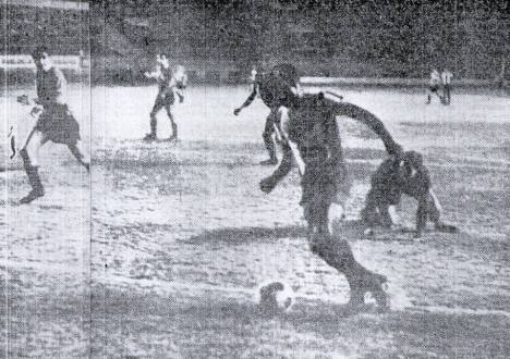 Teófilo Cubillas a punto de culminar su obra de arte, luego de sacarse de encima a Monges, Pavoni y al arquero Truccia se dispone a poner la pelota al fondo del arco de Independiente era el 4-1 y se desataba la locura en el nacional.