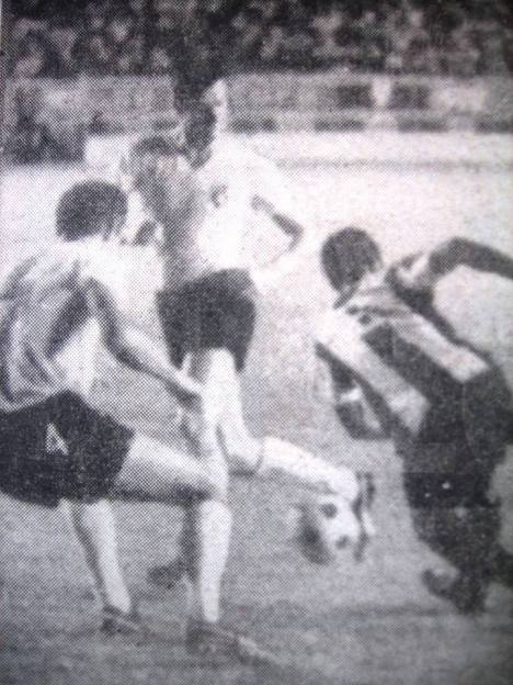 Pitin Zegarra disputando el balón.