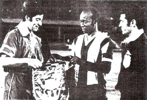 Saludo del capitán "Pitín" Zegarra a su par chileno.