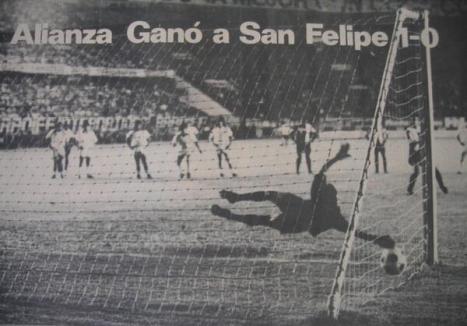 Teófilo Cubillas anota el único gol del partido.