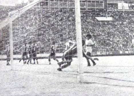 "El Huevo" patea y la pelota se desvio en Palacios, descolocando a "Caíco".