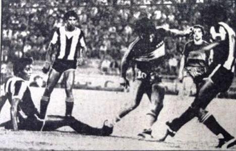 La defensa aliancista disputando el balón con Maradona.