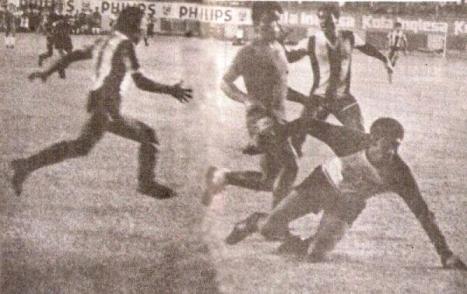 Raúl Mejía anota el único gol del partido.