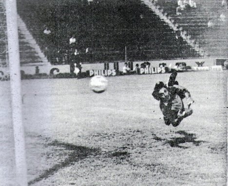 Golazo de José Velásquez para voltear el clásico.