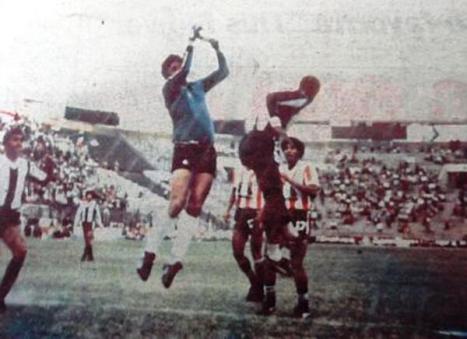 El potrillo Escobar en el ataque con sus clásicas tobilleras blancas.