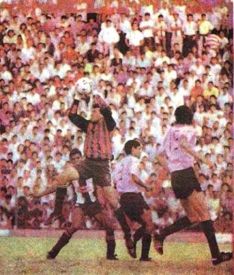 Chávez atrapando el balón.