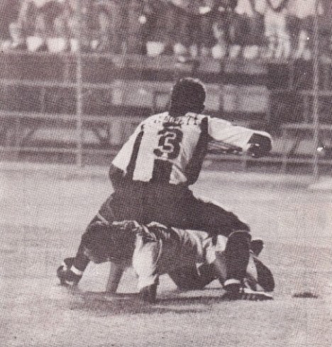 Soto sentandose sobre Carranza.