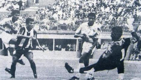 Wilmar Valencia intentando evitar el disparo de cristal.