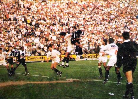 Cabezazo de Soto que le da el triunfo a Alianza Lima.