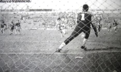 Marco Valencia anota de penal.