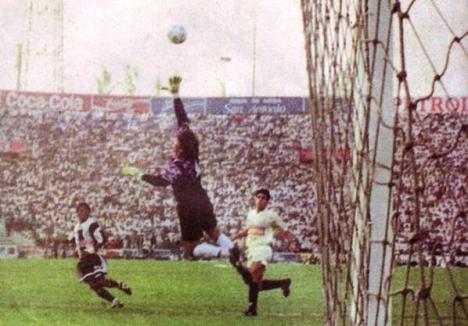 Jayo anotando el tercer gol.