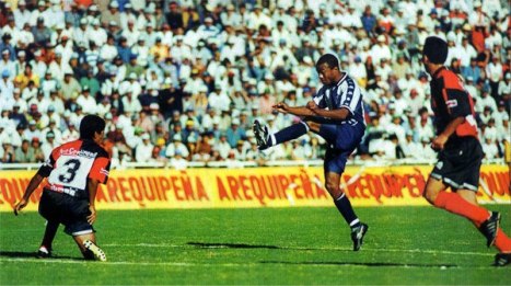     Waldir anotó un doblete y fue la figura del partido.