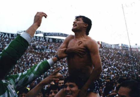 El Churre Hinostroza celebrando el título blanquiazul.