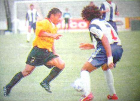 Frank Ruiz marcando en la zaga aliancista.