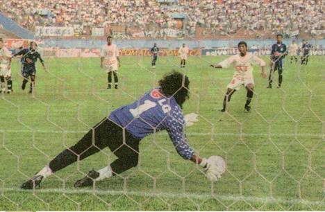 Hisguita atajando un penal