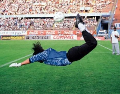 Higuita haciendo su famosa tapada "El Escorpión".