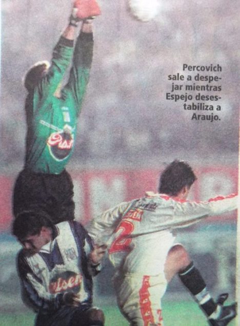 Percovich atajando un balón.