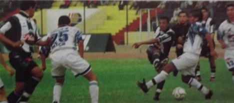 Chévez rematando al arco.