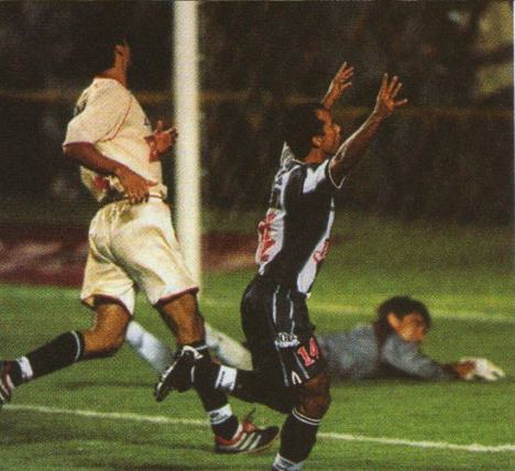 Palinha celebrando el segundo gol blanquiazul.