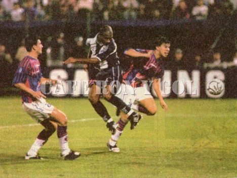 Momento del gol anulado a Waldir Sáenz.