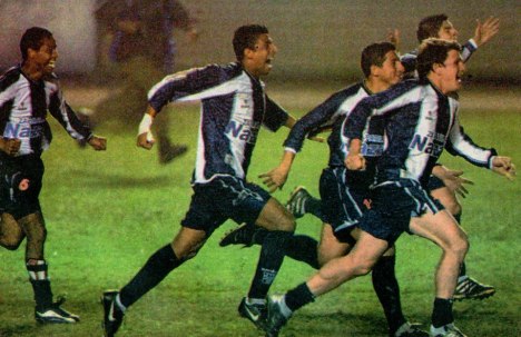 Acaba de atajar el penal Roverano a Ayovi y sus compañeros estallan de alegría, Jayo, Soto, Fano, Olveira y Hernandez van en busca del portero uruguayo.