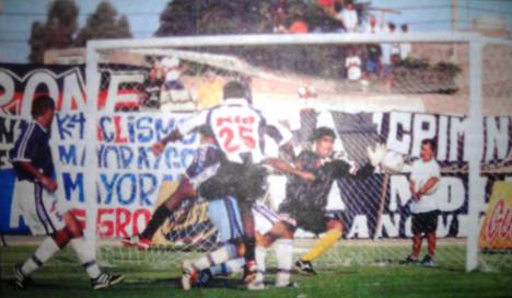 Farfán intentando anotar.