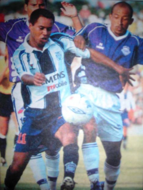 Henry Quinteros disputando el balón.