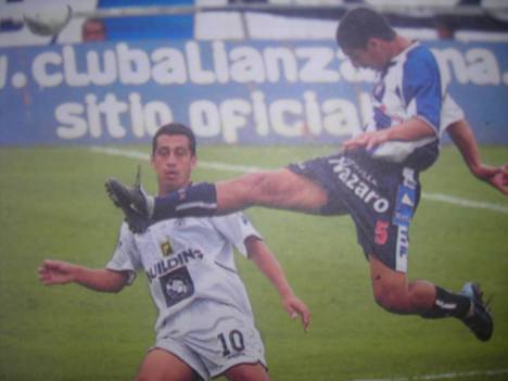 Salas rechazando el ataque santo.