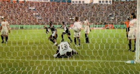 Mackenzie anota el primer gol de tiro libre. 