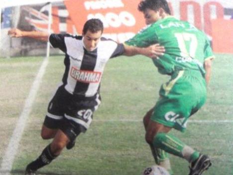 Aldo Olcese disputando un balón con Jean Tragodara.