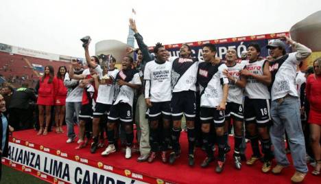 Alianza Lima celebra el título apertura.