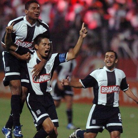 Arakaki anota el primer gol del partido.