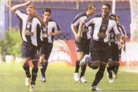 Celebración del gol de Junior Viza.