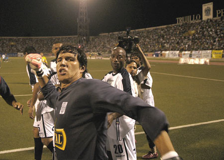 Bologna fue la figura anotando dos goles.