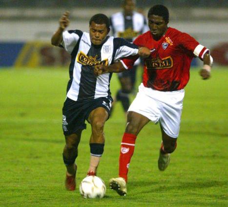 Wilmer Aguirre peleando el balón.