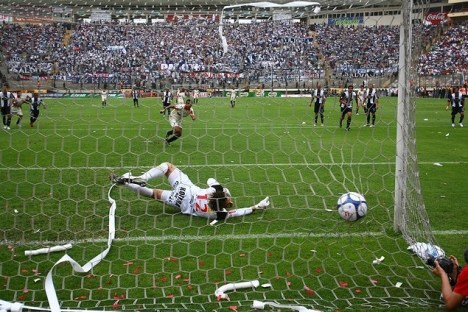 Solano anota de penal.