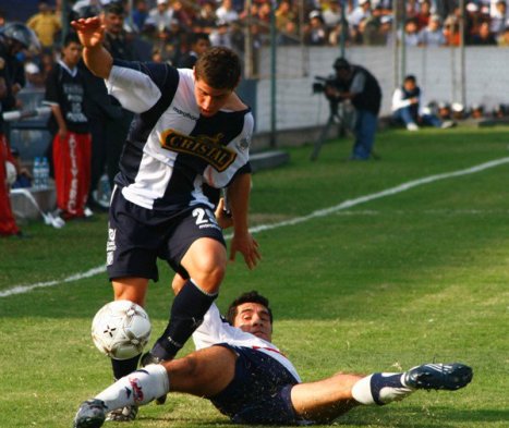 Corzo desborando por la banda derecha.