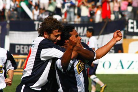 Celebraación blanquiazul tras el primer gol.