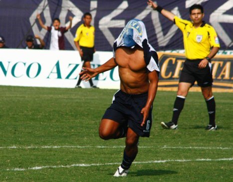 Fernández anota el primer gol del partido.