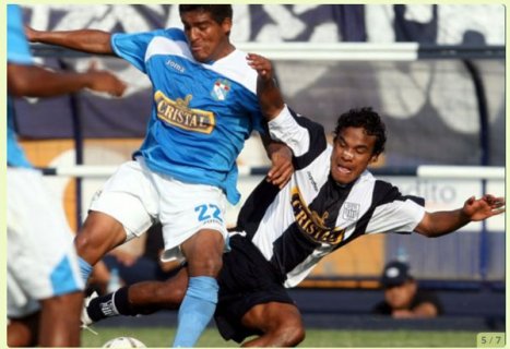 Fernández y Prado disputando el balón.
