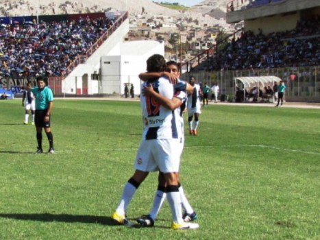 Celebración del tercer gol de Ovelar tras pase de Hurtado (Foto: La Prensa Regional de Moquegua)