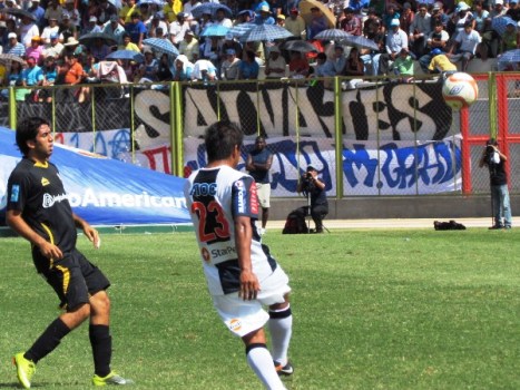 Amilton Prado se dedicó a defender durante todo el partido (Foto: La Prensa Regional de Moquegua)
