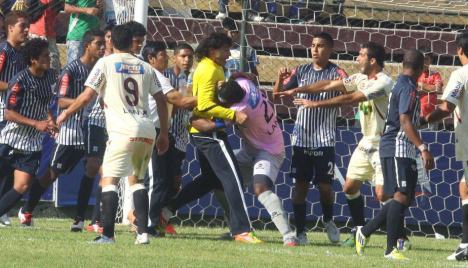 El partido terminó con la pelea entre Juan Flores y Francisco Pizarro.