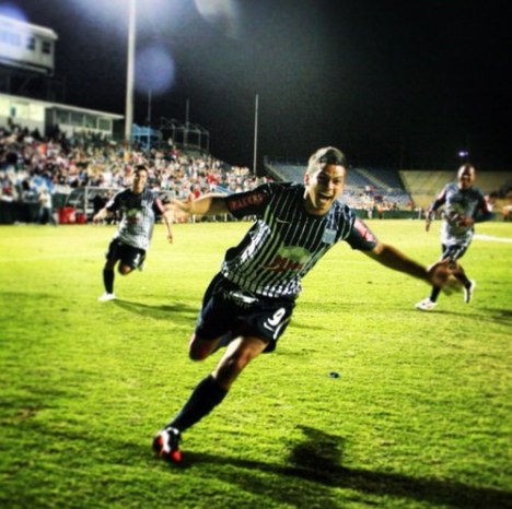 Franco Navarro celebrando su primer gol con la blanquiazul.