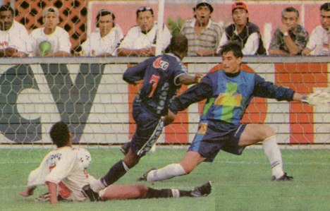 Tressor Moreno anotando el primer gol.