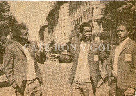 Julio Baylon, Eladio Reyes y "Babalú" Martinez en las calles de Buenos Aires antes del histórico triunfo en cancha de Boca 1-0 con gol de Víctor Zegarra.